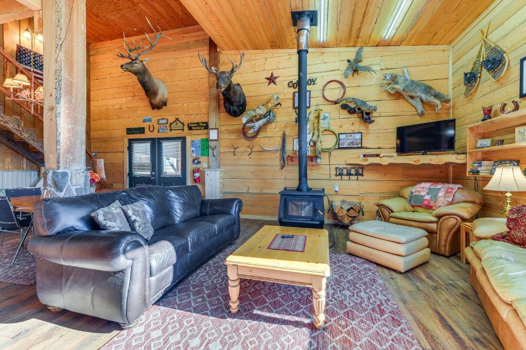 CoraにあるCozy Cora Studio Cabin with Wind River Mtn Viewsのリビングルーム(革張りのソファ、コンロ付)
