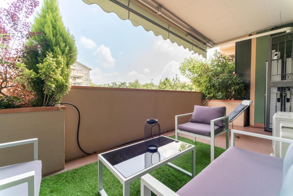 mały balkon ze stołem i krzesłem w obiekcie Oasis Luxury - A.C/Terrace/2Bedrooms w Bergamo