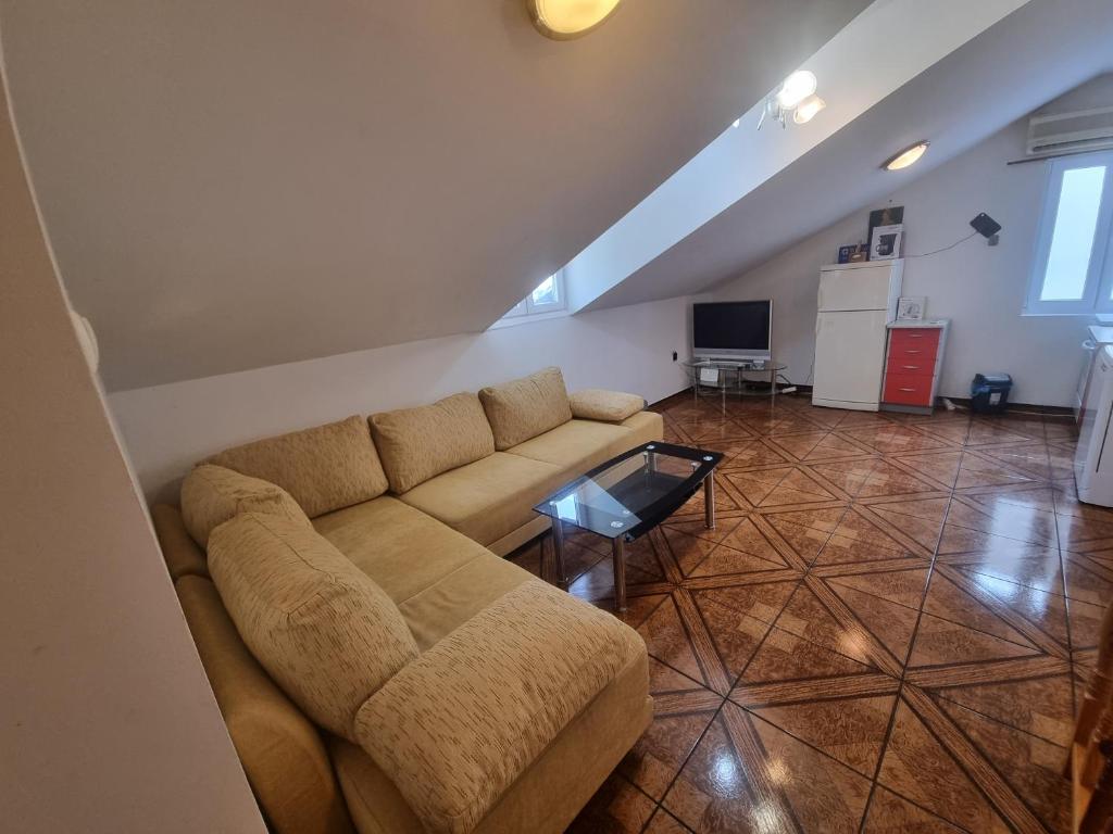 Televízia a/alebo spoločenská miestnosť v ubytovaní Euromodus apartmani