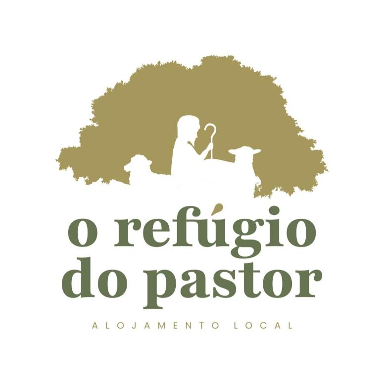 un logo pour un restaurant avec un homme et deux chats dans l'établissement O Refúgio do Pastor, à Sousel