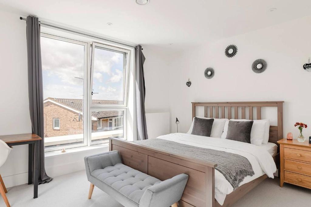 A Modern Lavish En-suite Bedroom - Deluxe King Room