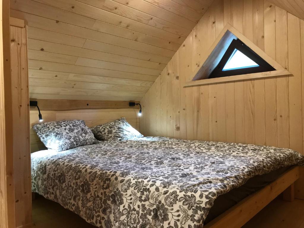 Giường trong phòng chung tại Apartma Povlč