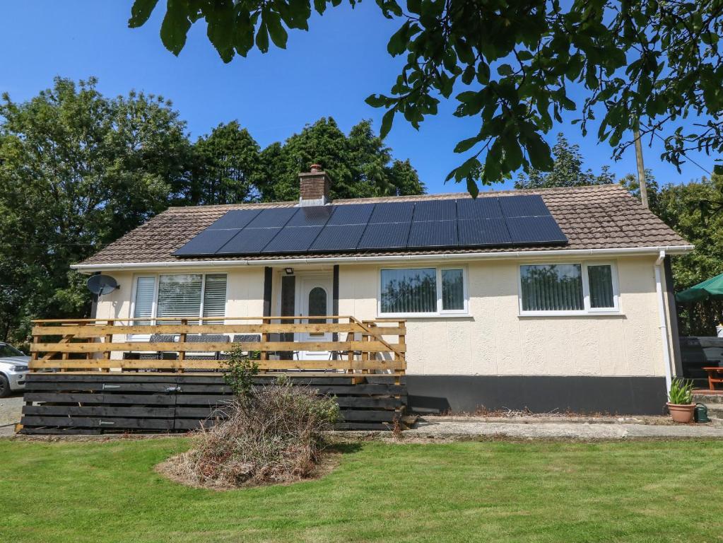 uma casa com painéis solares no telhado em Petlyns Patch em Holyhead