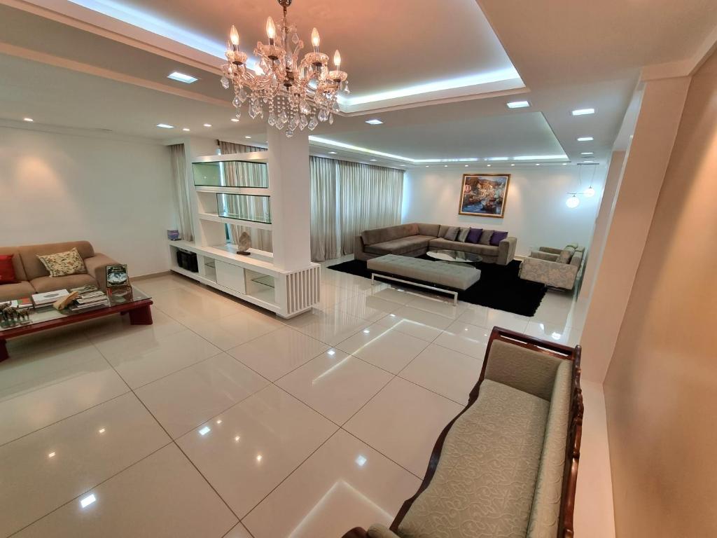 una gran sala de estar con una lámpara de araña. en Palace Residence, en Garanhuns