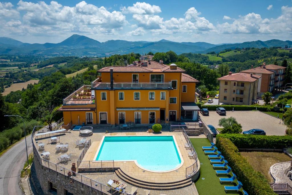vista aerea di una casa con piscina di Fortebraccio a Montone