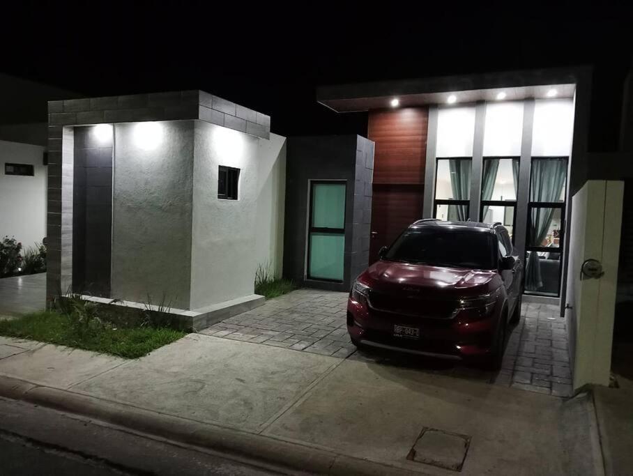 a car parked in front of a house at night at Hermosa Residencia junto al mar in Veracruz