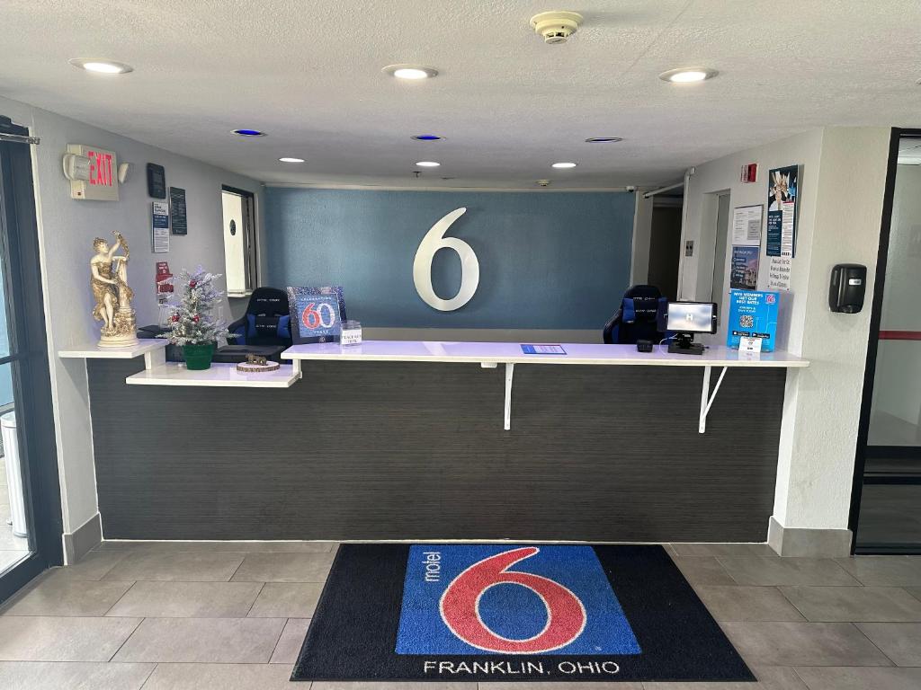 ein Büro mit einer Rezeption in einem Gebäude in der Unterkunft Motel 6 - Franklin, OH in Franklin