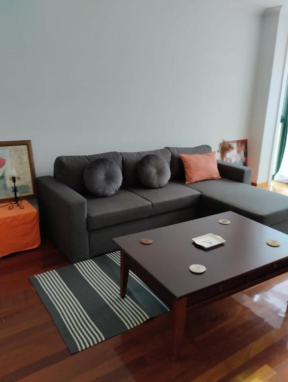 uma sala de estar com um sofá e uma mesa de centro em ALVAFER em Ribadeo