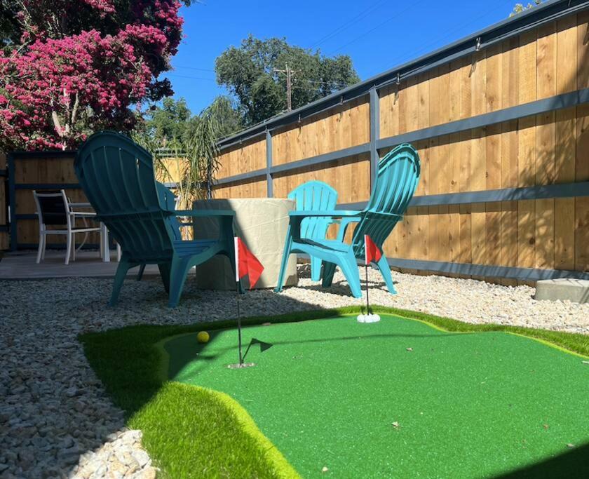 2 sedie e un tavolo su un campo da mini golf di Downtown Rustic Roots a Chico