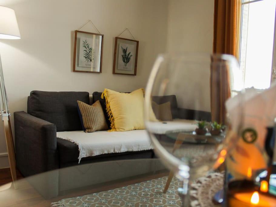 sala de estar con sofá y copa de vino en Cosy Home_A 30 minutes de Disneyland en Joinville-le-Pont