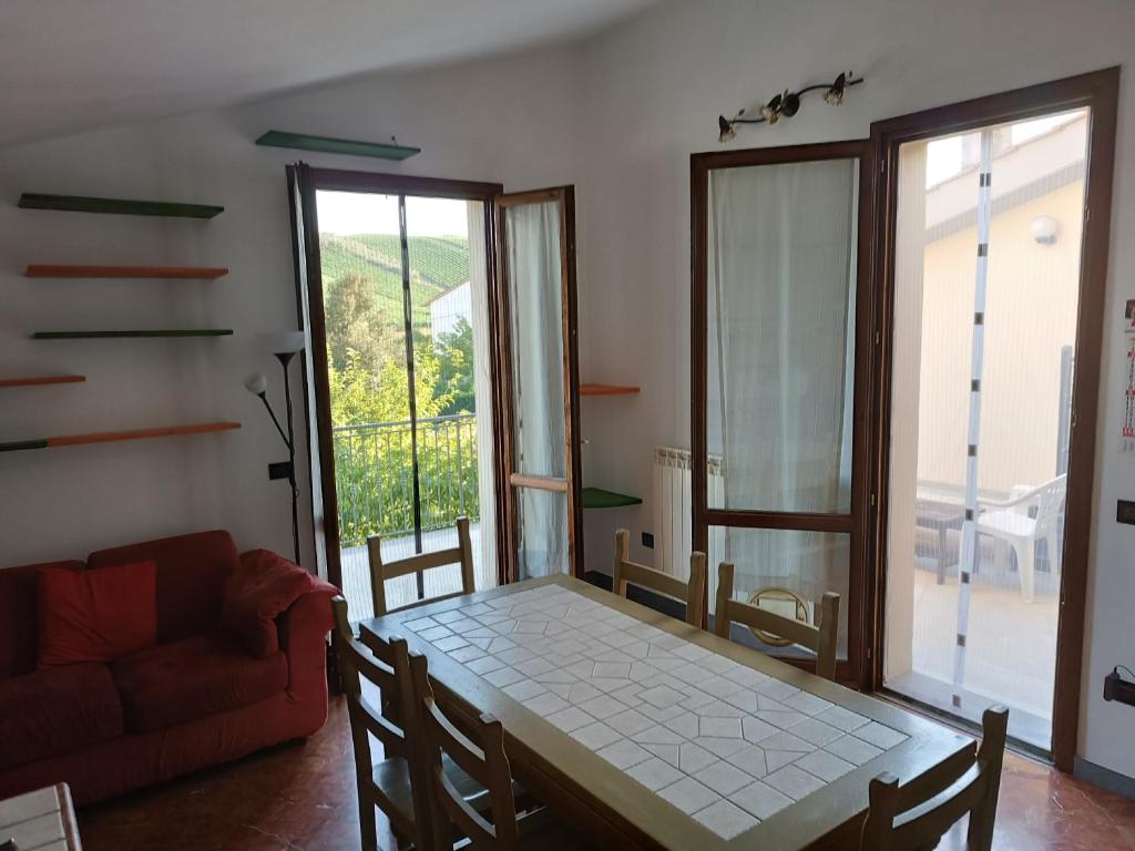uma sala de estar com uma mesa e um sofá em A Casa di Emilie em Castelfiorentino