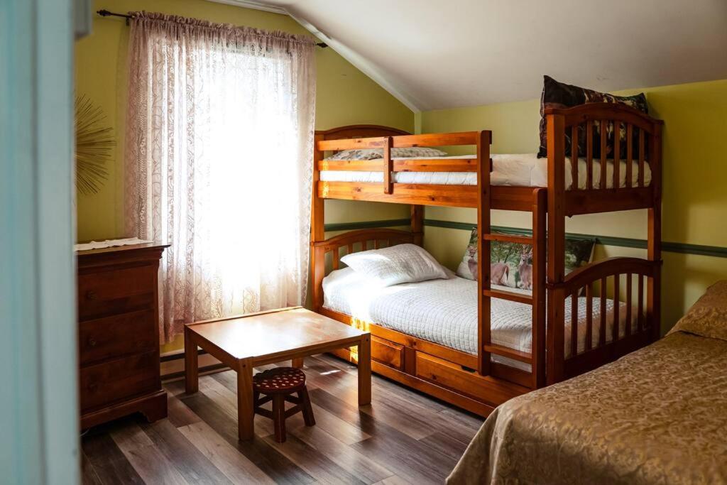 Двухъярусная кровать или двухъярусные кровати в номере Maison sur la plage