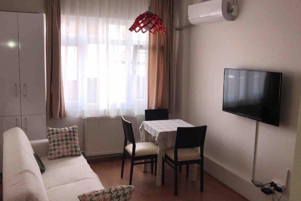 - un salon avec un canapé et une table avec des chaises dans l'établissement Your comfort place in Beşiktaş, à Istanbul