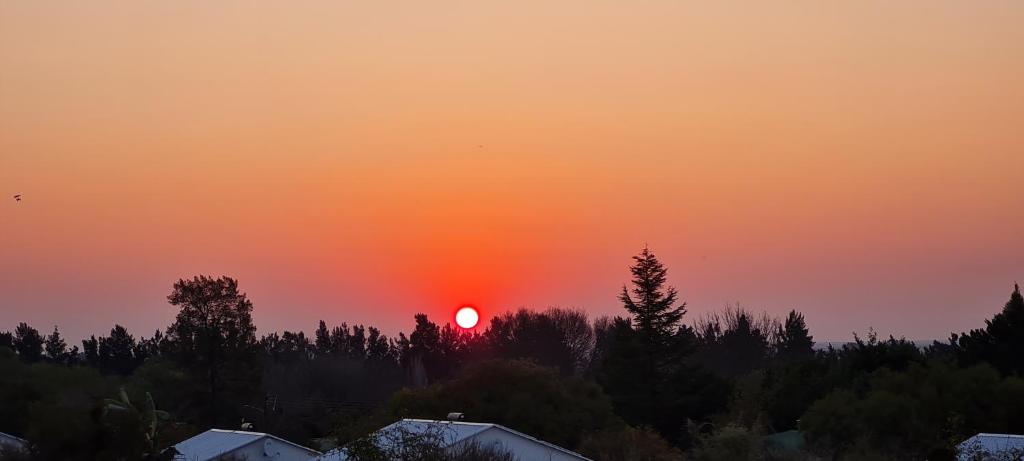 Východ nebo západ slunce při pohledu z penzionu nebo okolí