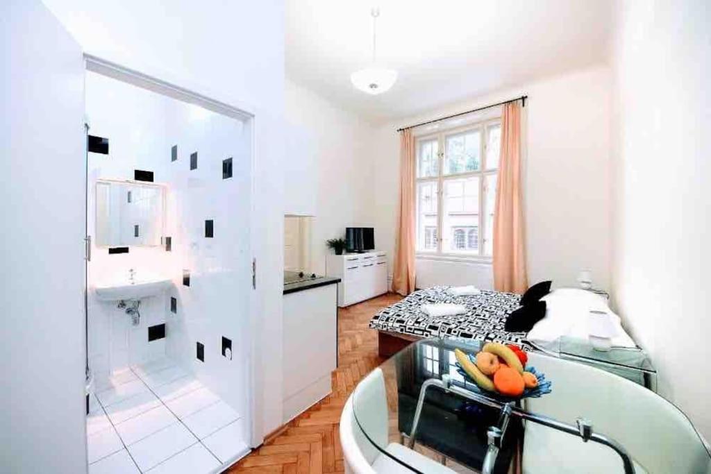 uma sala de estar com uma banheira e uma cozinha em Black & White Flat for 2 / Peaceful / Jewish Quarter em Praga