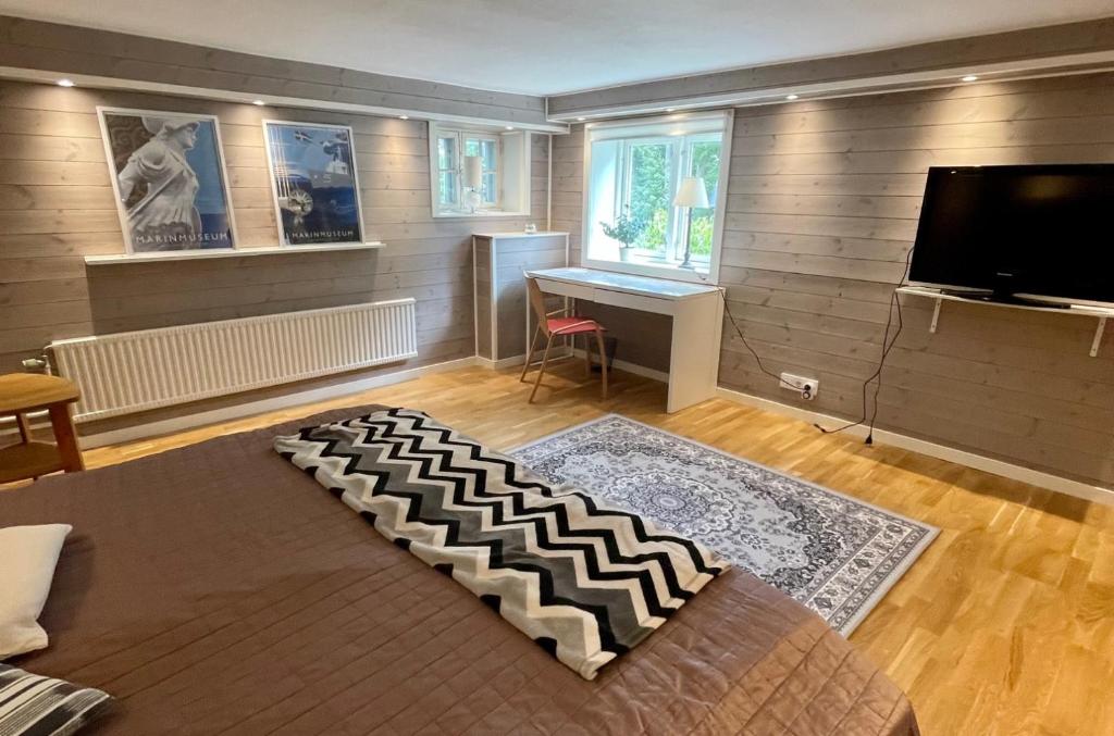 ein Wohnzimmer mit einem Sofa und einem TV in der Unterkunft Holiday Apartment, Bergåsa in Karlskrona