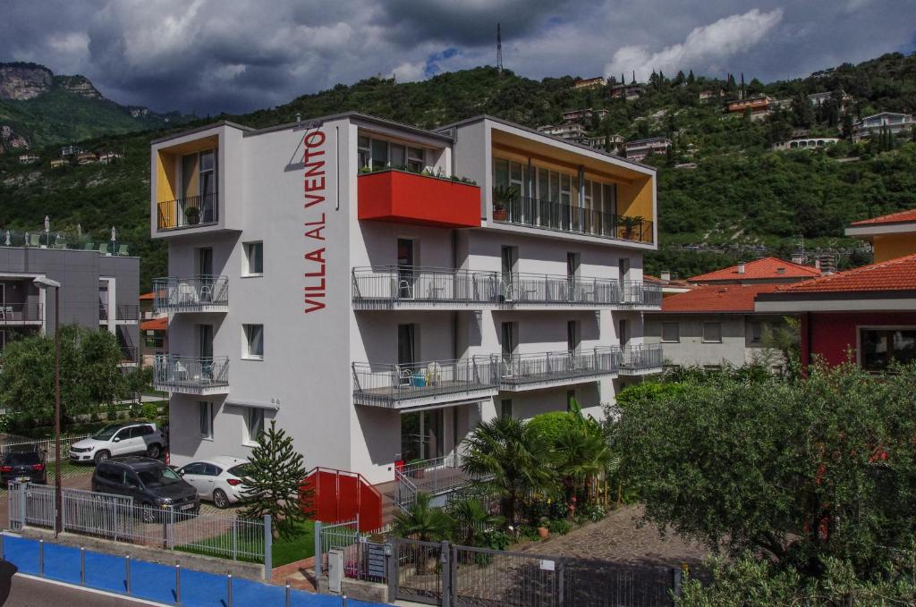 un edificio blanco con un cartel en el costado en Hotel Villa Al Vento, en Nago-Torbole