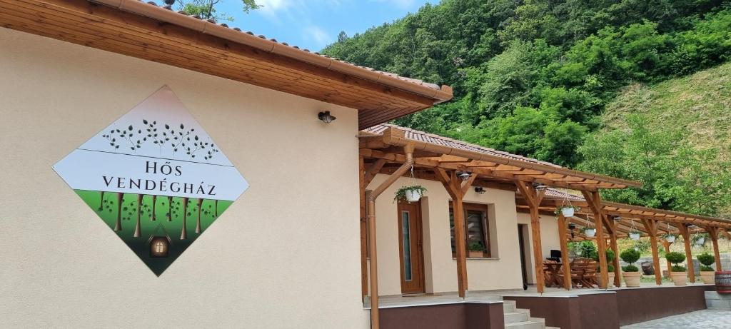 Nespecifikovaný výhled na hory nebo výhled na hory při pohledu z vily