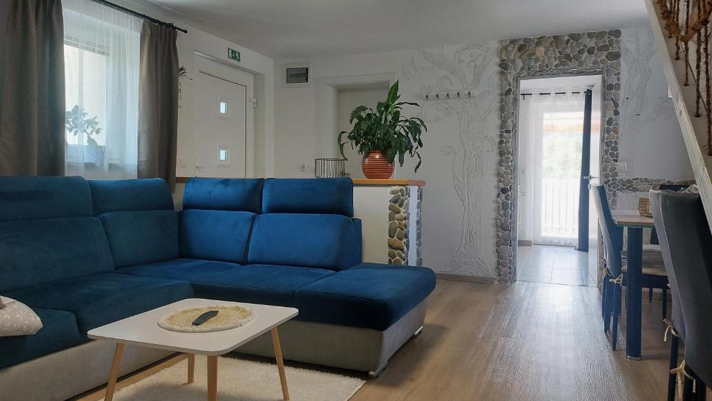 sala de estar con sofá azul y mesa en Roki Bled, en Bled