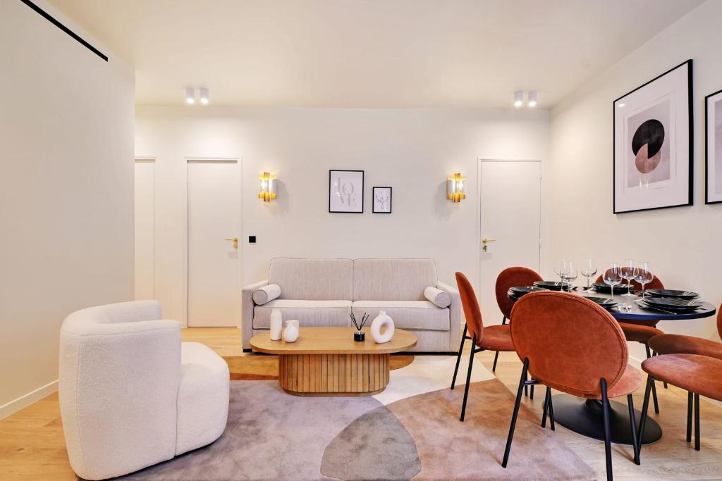 un salon avec un canapé et une table dans l'établissement Chic apartment - 2BR-6P - Opera House, à Paris