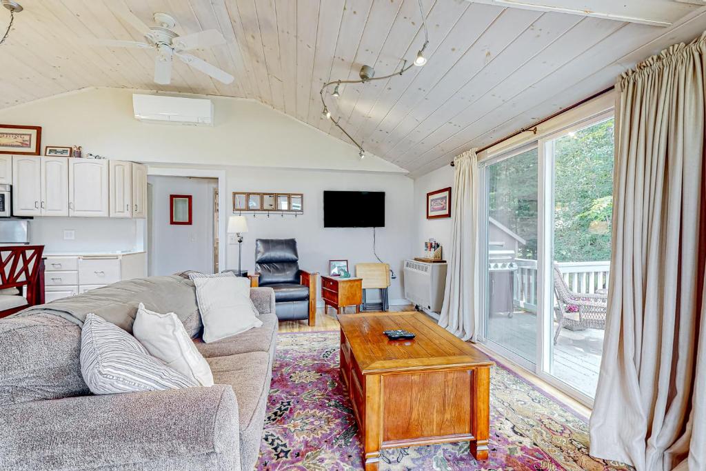 Crystal Lake Cottage, Alton Bay (updated prices 2024)