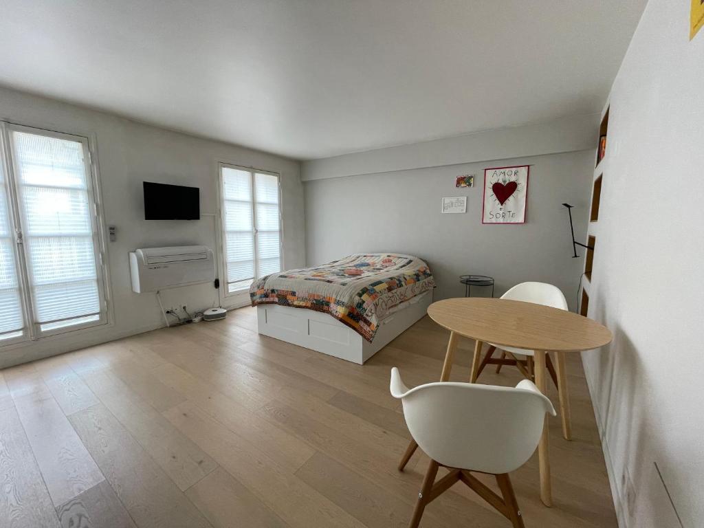 Un pat sau paturi într-o cameră la Superbe studio avec balcon, situé entre 6è et 7è !