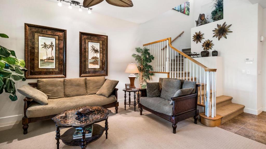 una sala de estar con un sofá y una silla en Kulalani at Mauna Lani 404, en Waikoloa