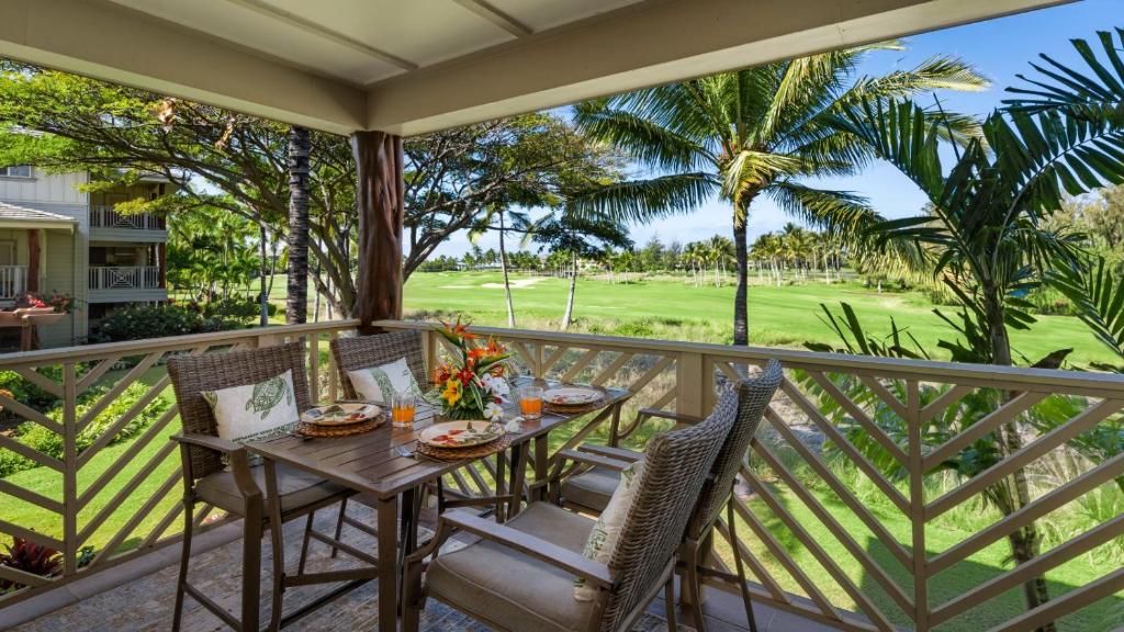 patio con mesa y sillas en el balcón en Waikoloa Beach Villas O22, en Waikoloa