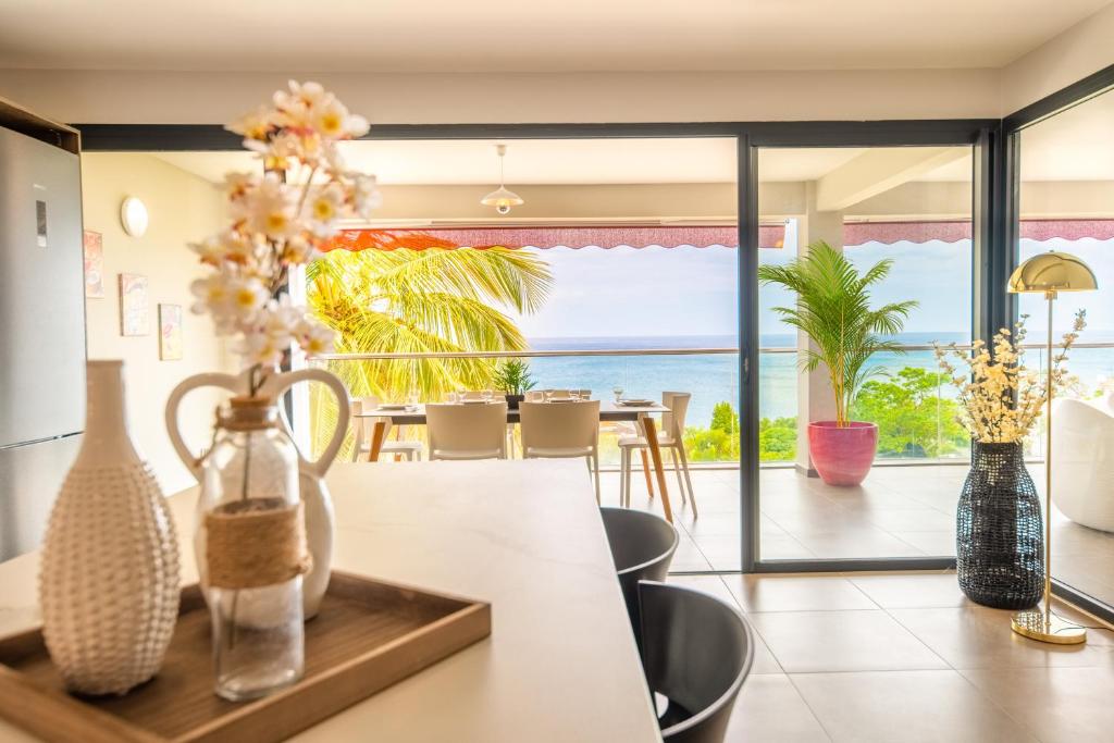 uma sala de jantar com vista para o oceano em Appart Florida Mer 3ch Luxe em Schœlcher