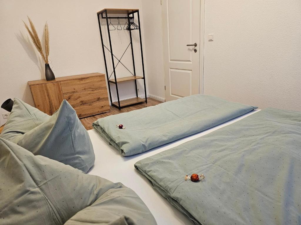 2 camas sentadas en el suelo en una habitación en Deisterquartier, Ferienwohnung am Naherholungsgebiet, en Barsinghausen