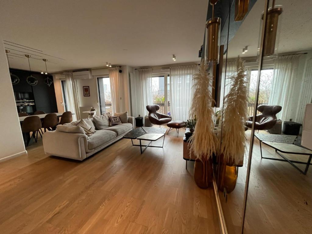 a living room with a couch and a table at Appartement Luxueux climatisé avec Terrasse, 6 couchages - 17ème Arrondissement de Paris in Clichy