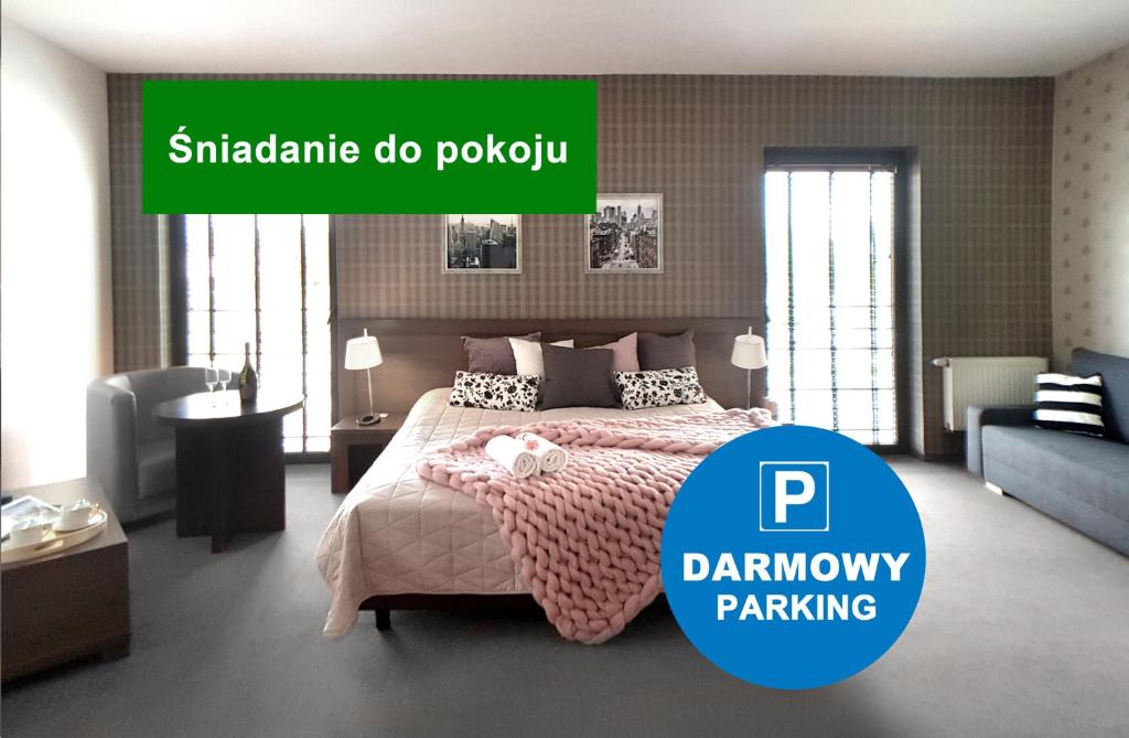 - une chambre avec un lit et une couette rose dans l'établissement Hotel Willanova, à Lublin