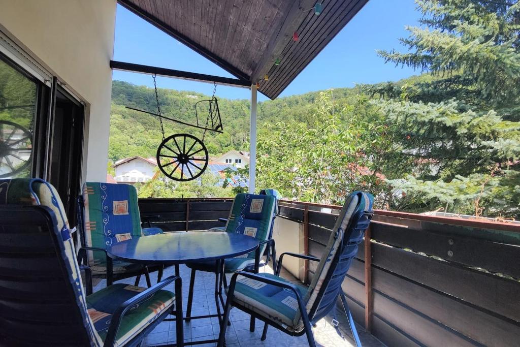 un tavolo e sedie su un balcone con vista di Familien-Ferienwohnung Lichtenstein (BW) a Lichtenstein