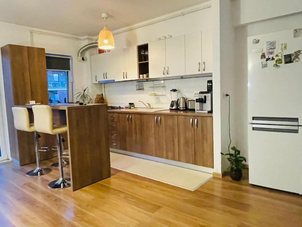 Кухня или мини-кухня в Cozy Apartment with free parking
