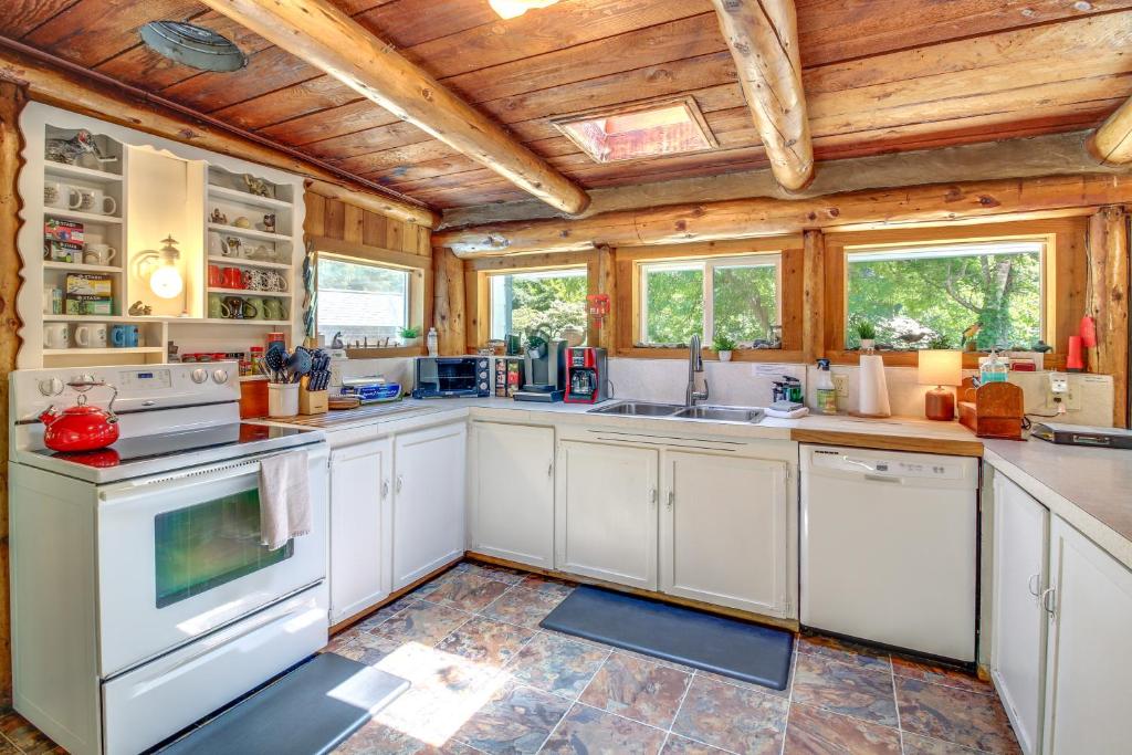 Kuchyň nebo kuchyňský kout v ubytování Rustic Bandon Log Cabin on 5 Acres of Woodlands!
