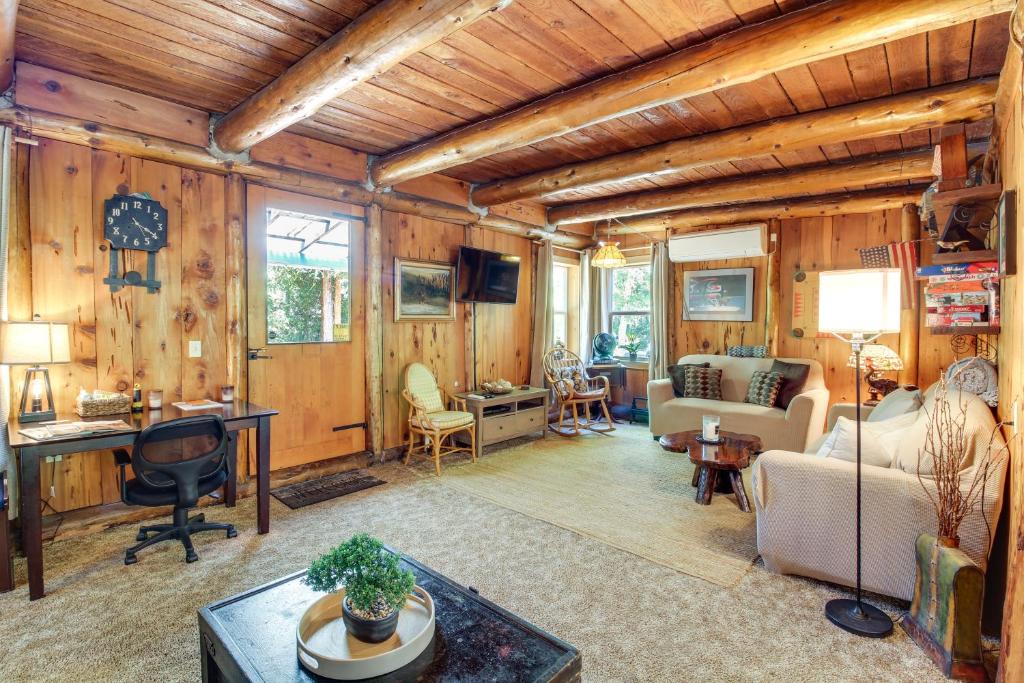 TV a/nebo společenská místnost v ubytování Rustic Bandon Log Cabin on 5 Acres of Woodlands!