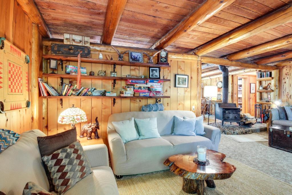Posezení v ubytování Rustic Bandon Log Cabin on 5 Acres of Woodlands!