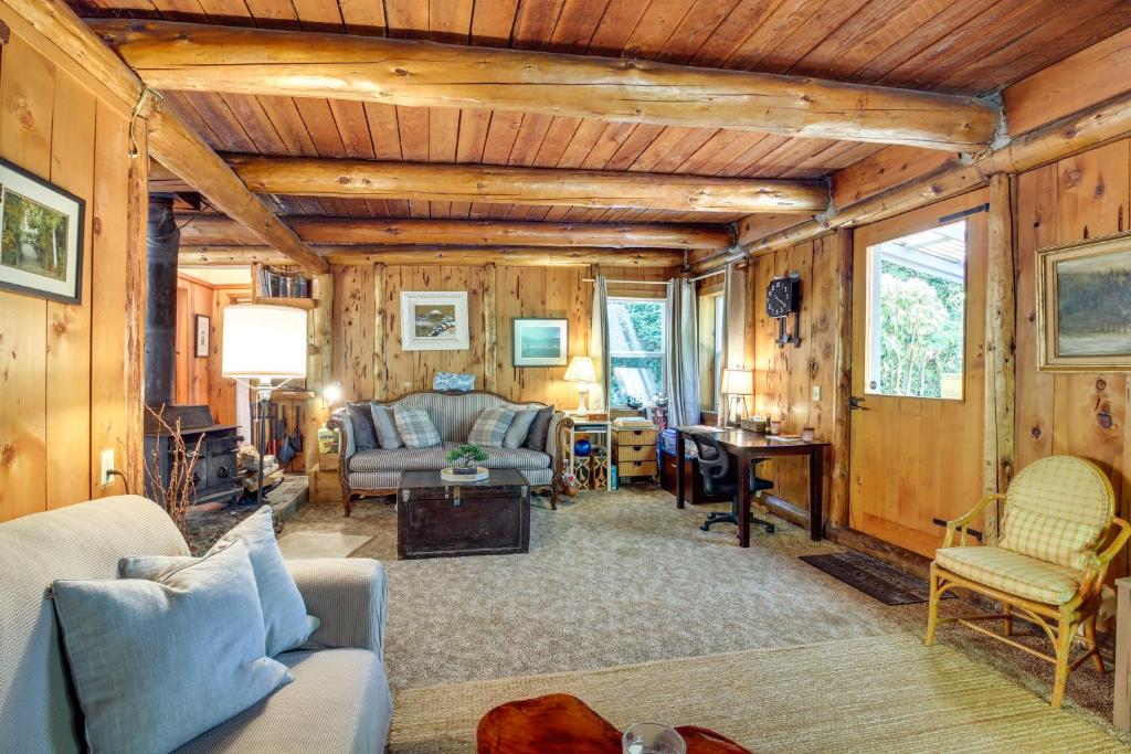 Posezení v ubytování Rustic Bandon Log Cabin on 5 Acres of Woodlands!