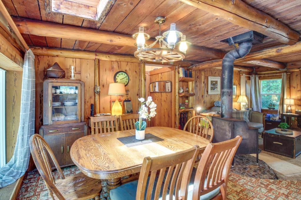 Posezení v ubytování Rustic Bandon Log Cabin on 5 Acres of Woodlands!