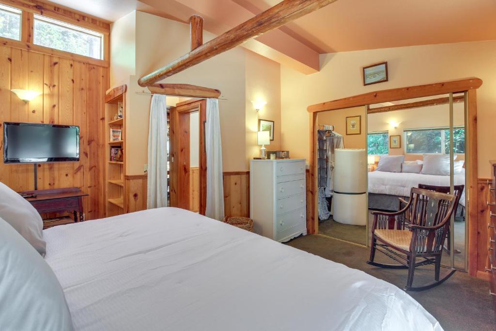 TV a/nebo společenská místnost v ubytování Rustic Bandon Log Cabin on 5 Acres of Woodlands!