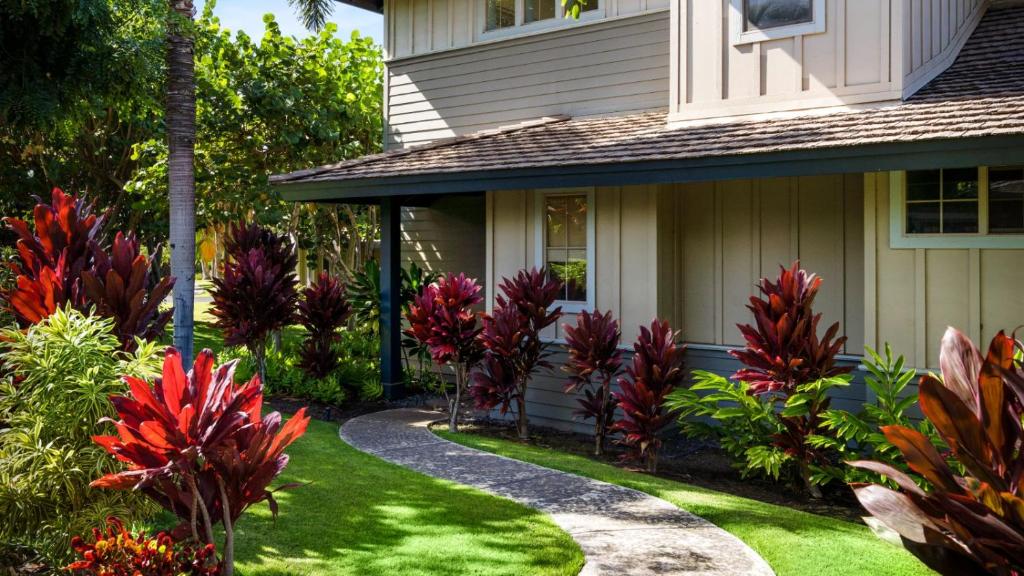 ワイコロアにあるKulalani at Mauna Lani 2301の庭の赤い花の家