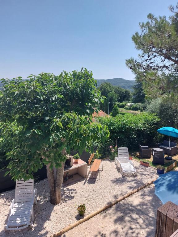 een patio met stoelen, een boom en een zwembad bij Gites Pleine Nature Belledonne in Saint-Martin-dʼArdèche