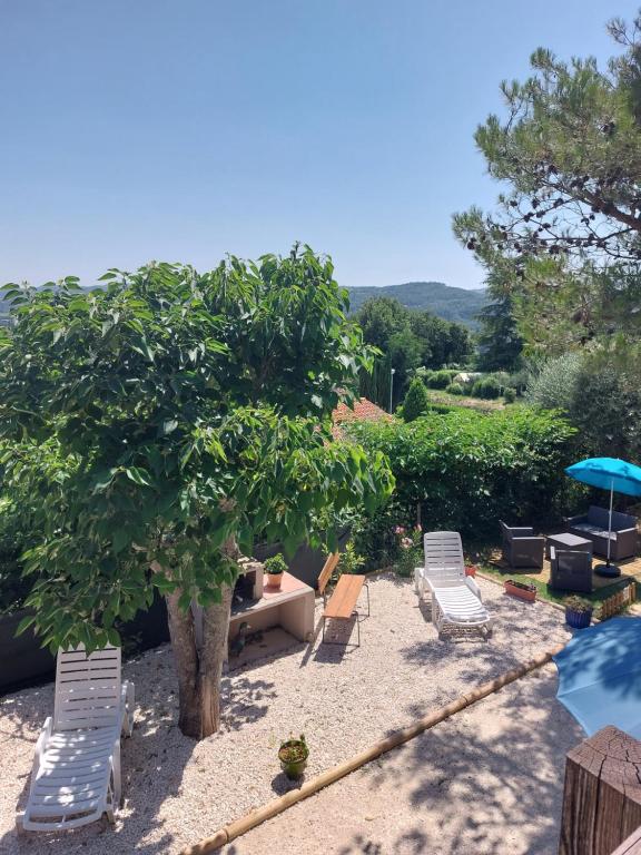 une terrasse avec des chaises, un arbre et une piscine dans l'établissement Gites Pleine Nature Belledonne, à Saint-Martin-dʼArdèche