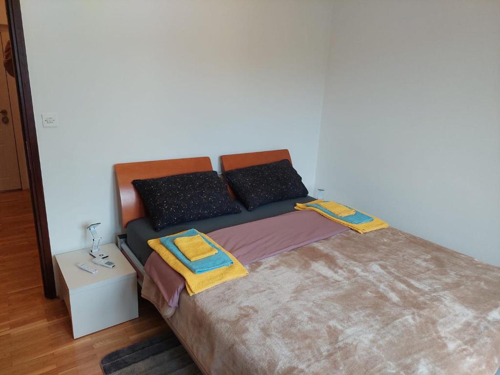 Ένα ή περισσότερα κρεβάτια σε δωμάτιο στο Apartman Buba