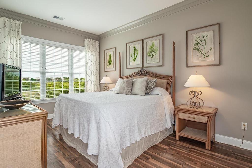 Postel nebo postele na pokoji v ubytování Bright and Airy 3 Bedroom Villa Marsh Views