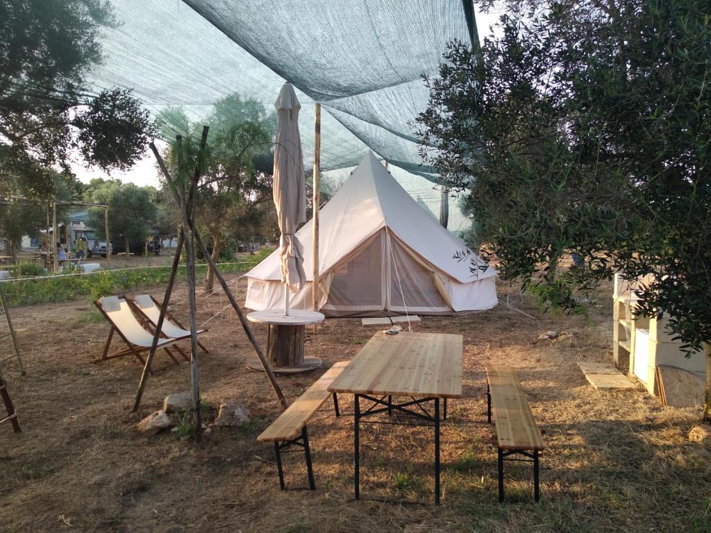 namiot ze stołem piknikowym i krzesłem w obiekcie Torre Lapillo Agricampeggio w mieście Torre Lapillo