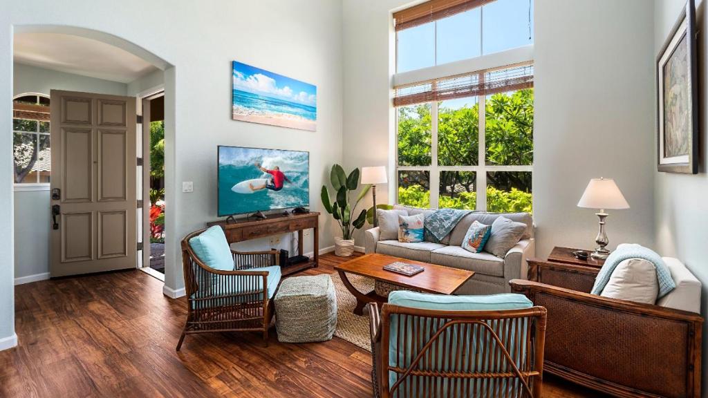 een woonkamer met een bank en een tafel bij Mauna Lani Fairways 1601 in Waikoloa