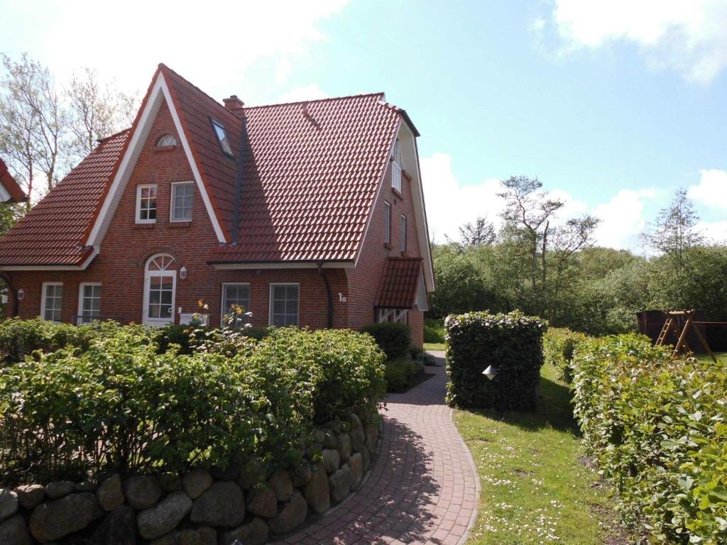 a red brick house with a walkway in front of it at Jan-und-Gret-6 in Olsdorf