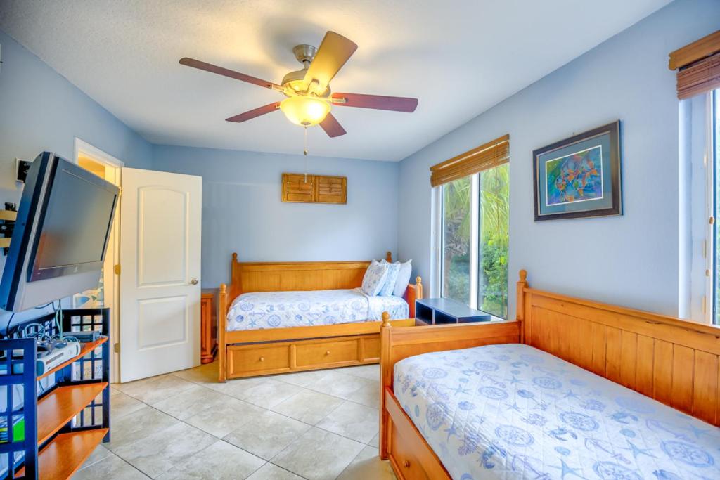 Postel nebo postele na pokoji v ubytování Florida Keys Wellness Gem