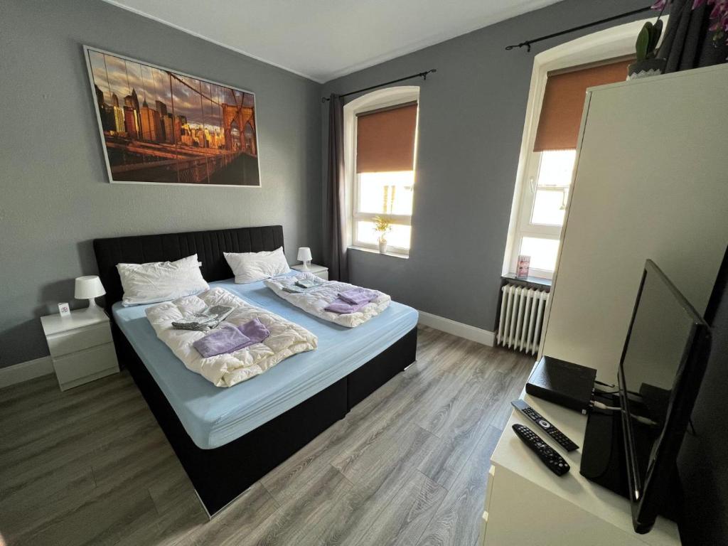 een slaapkamer met 2 bedden en een flatscreen-tv bij Stadtnah an der Förde 7 1OG R in Flensburg